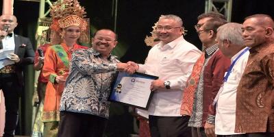 Mendes PDTT Terima Penghargaan Kepatutan Tinggi