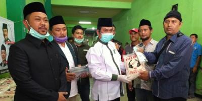Terkena Dampak Corona, DPC PKB Gresik Bagikan Sembako Kepada Sopir Angkot