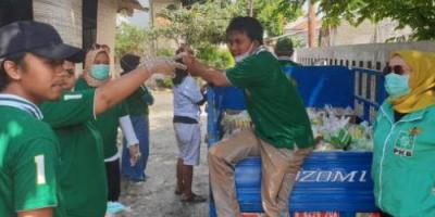 Kurangi Beban Rakyat, Legislator PKB Depok Bagikan Sembako, Masker dan Semprot Disinfektan  