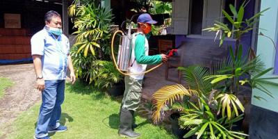 DPC PKB Blitar Kerahkan Seluruh Kader untuk Semprotkan Disinfektan ke Rumah Warga