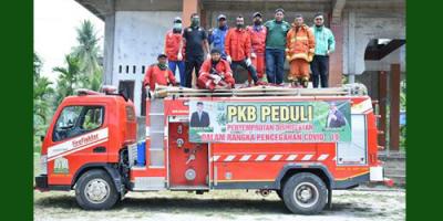 HRD dan USM Kerahkan Mobil Pemadam Kebakaran untuk Semprotkan Disinfektan ke Sejumlah Masjid