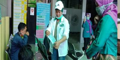 DPC PKB Sragen Bagikan 3000 Masker dan Hand  Sanitizer