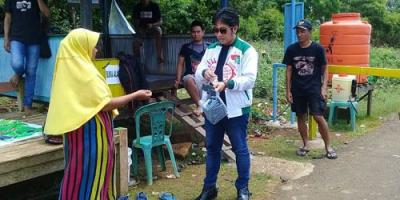 Antisipasi Penularan Covid 19, Wakil Ketua DPRD Barru Bagikan Masker dan Vitamin C