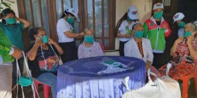 DPW PKB Sulut Bagikan Beras dan Masker Bagi Warga Jompo Terdampak Covid 19