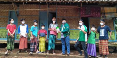 DPC PKB Pandeglang Bagi Sembako, Masker dan Lakukan Penyemprotan Disinfektan