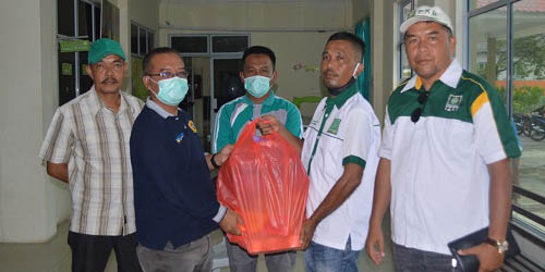 DPC PKB Karimun `Manjakan` Tim Medis dengan Puding dan Suplemen