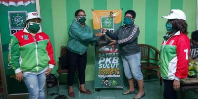 DPW PKB Sulut Turun ke Jalan Bagikan Masker