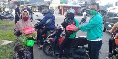 DPC PKB Kabupaten Tangerang Bagikan 500 Bungkus Nasi Box di Bundaran Bugel