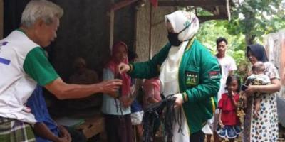 Anggota FPKB Pandeglang Sebar Ratusan Masker Gratis di Desa Kertasana