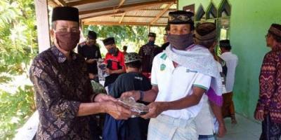 Legislator PKB Maros Bagikan Masker Kepada Pelaku Wisata Rammang-Rammang  