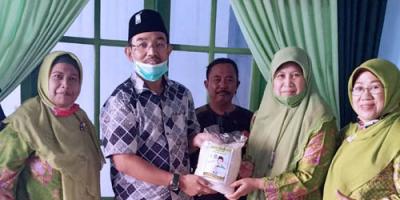 Ketua FPKB Kabupaten Malang dan PAC Muslimat NU Bagikan Paket Sembako