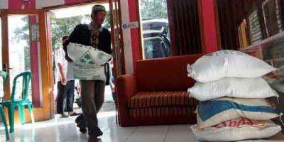 DPC PKB Kuningan Sumbang Dua Kuintal Beras ke Sekretariat IPMK