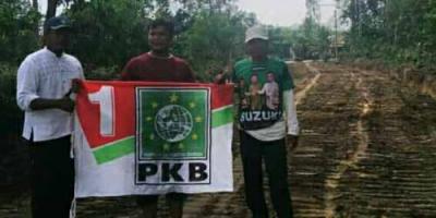 Tak Tega Lihat Jalan Rusak, Kader PKB Bahu Membahu Lakukan Perbaikan