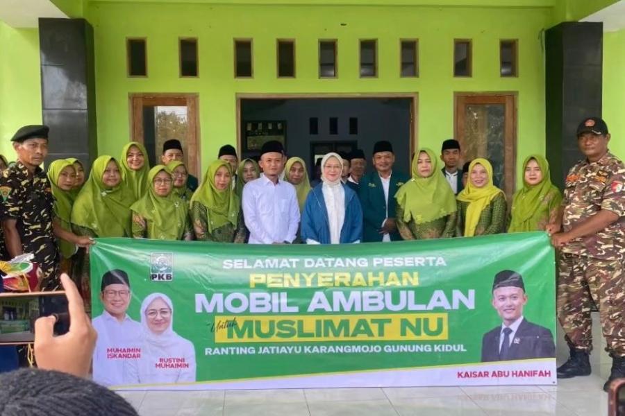 Rustini Muhaimin Serahkan Ambulans untuk Muslimat NU Gunungkidul