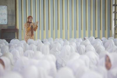 Rustini Muhaimin Motivasi Ribuan Santri Putri Sukorejo Berani Ambil Peran